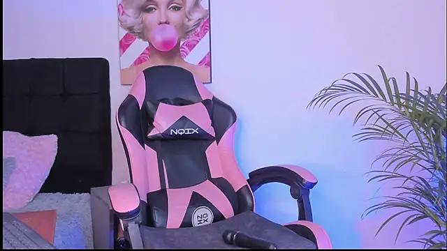 Snapshot of Kenia_tompson01 chatting on 10-13-25, 07:25 Kenia tompson01 online show from 10-13-25, 07:25