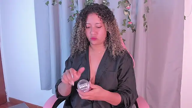 Snapshot of Kenia_tompson01 chatting on 11-15-25, 01:07 Kenia tompson01 online show from 11-15-25, 01:07