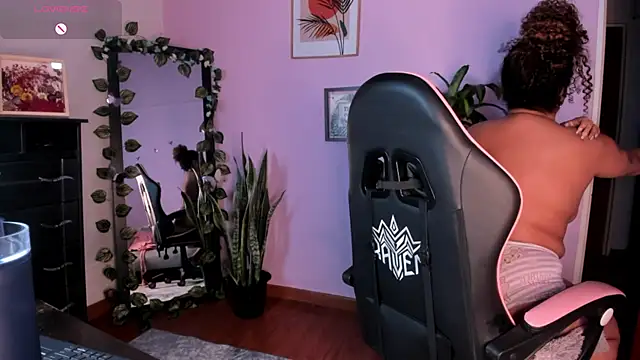 Snapshot of Kenia_tompson01 chatting on 12-15-25, 01:32 Kenia tompson01 online show from 12-15-25, 01:32