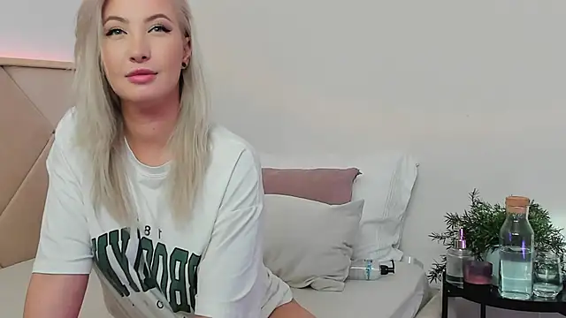 Snapshot of LilouKat chatting on 01-27-25, 11:00 LilouKat online show from 01-27-25, 11:00