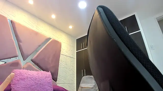 Charlotte Ice1 online show from 12-28-24, 04:20