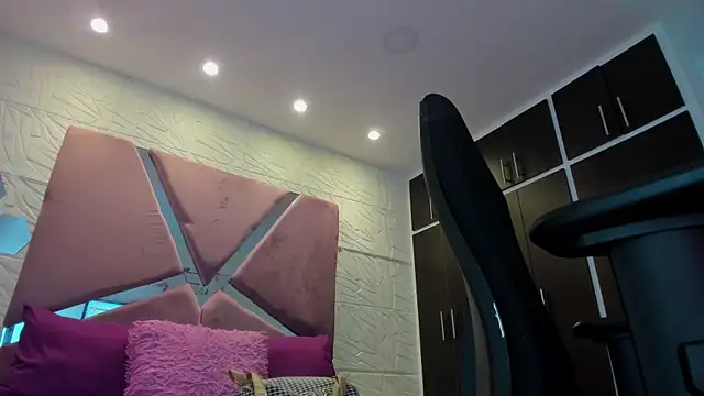 Charlotte Ice1 online show from 02-26-25, 03:19