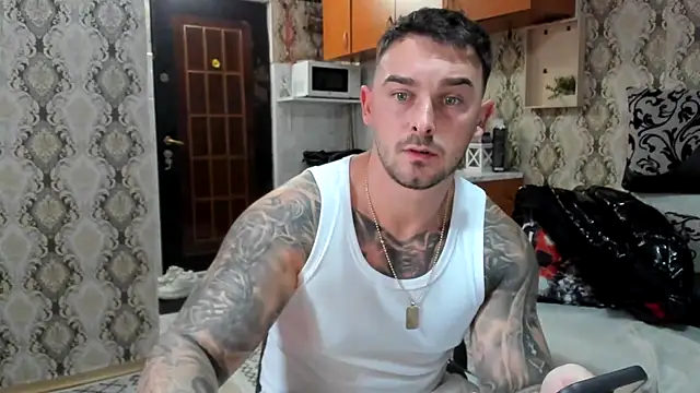 Snapshot of Jonmusclemaster chatting on 10-15-25, 07:36 Jonmusclemaster online show from 10-15-25, 07:36