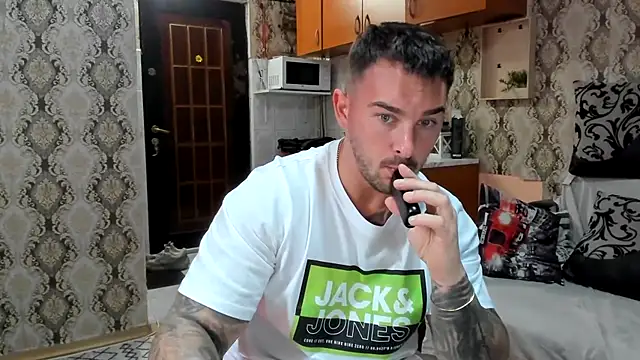 Snapshot of Jonmusclemaster chatting on 10-17-25, 07:38 Jonmusclemaster online show from 10-17-25, 07:38