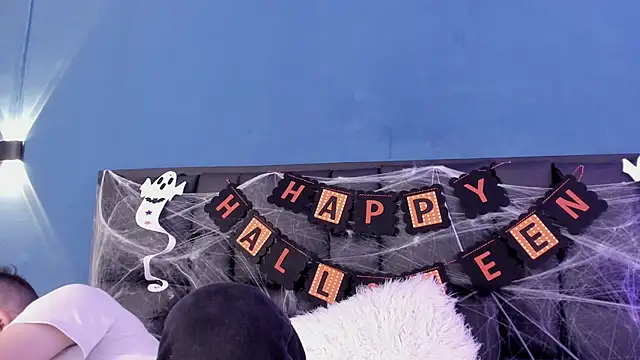 MikaelSlow online show from 10-22-25, 04:02