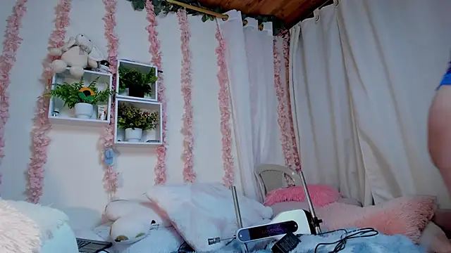 Idara and Edahi01 online show from 10-15-25, 07:47