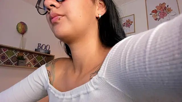 Snapshot of Aily_Yozuko chatting on 02-05-25, 02:51 Aily Yozuko online show from 02-05-25, 02:51