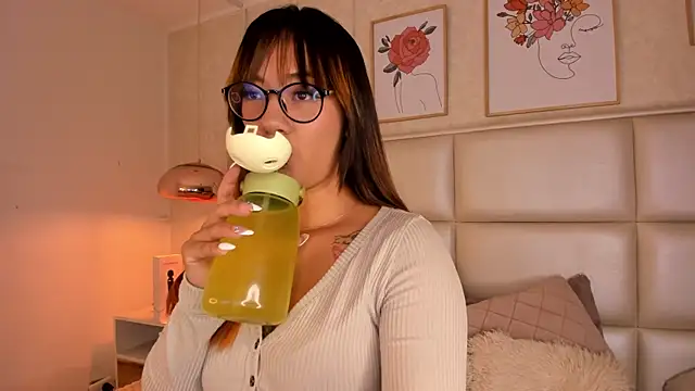 Snapshot of Aily_Yozuko chatting on 10-06-25, 02:42 Aily Yozuko online show from 10-06-25, 02:42