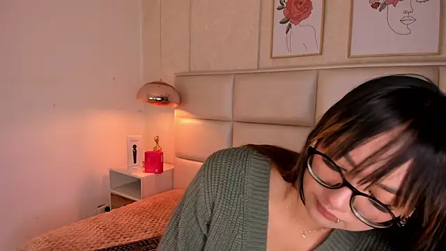 Snapshot of Aily_Yozuko chatting on 11-26-25, 02:45 Aily Yozuko online show from 11-26-25, 02:45