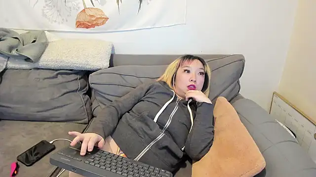 Snapshot of luxgray chatting on 02-16-25, 10:54 luxgray online show from 02-16-25, 10:54