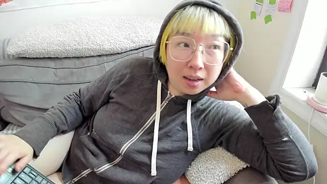 Snapshot of luxgray chatting on 05-19-26, 02:23 luxgray online show from 05-19-26, 02:23