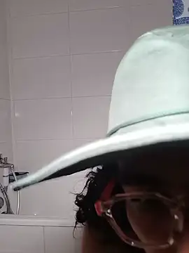 Snapshot of Redfloweer1 chatting on 02-26-25, 04:45 Redfloweer1 online show from 02-26-25, 04:45