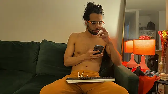 Snapshot of Redfloweer1 chatting on 10-07-25, 01:03 Redfloweer1 online show from 10-07-25, 01:03