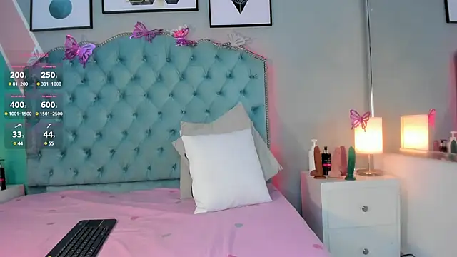 Snapshot of emmy_lander chatting on 12-21-24, 08:00 emmy lander online show from 12-21-24, 08:00