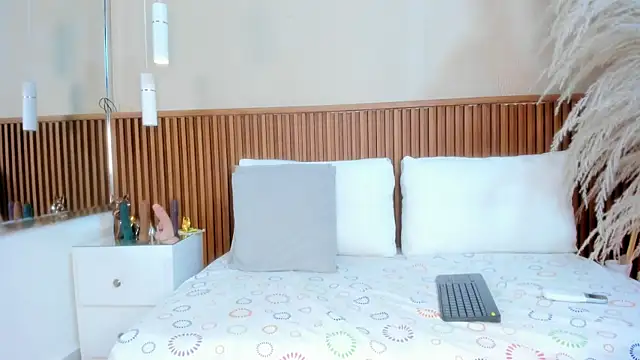 Snapshot of emmy_lander chatting on 11-08-25, 08:29 emmy lander online show from 11-08-25, 08:29