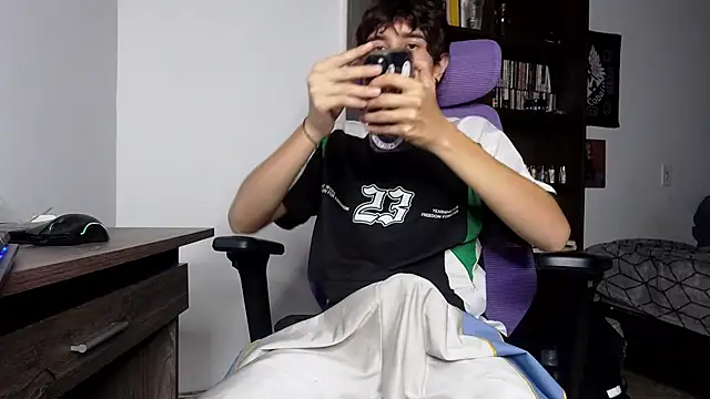 Snapshot of alex_connorr chatting on 11-10-25, 04:00 alex connorr online show from 11-10-25, 04:00