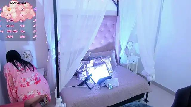 Snapshot of Hanna__Becker_ chatting on 09-27-25, 03:22 Hanna  Becker  online show from 09-27-25, 03:22