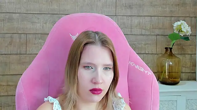 LiliLinn online show from 10-20-25, 04:57