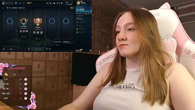 Snapshot of MoonlishSiren chatting on 10-19-25, 08:53 MoonlishSiren online show from 10-19-25, 08:53