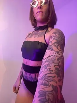 Snapshot of ValenGray chatting on 11-17-25, 11:49 ValenGray online show from 11-17-25, 11:49