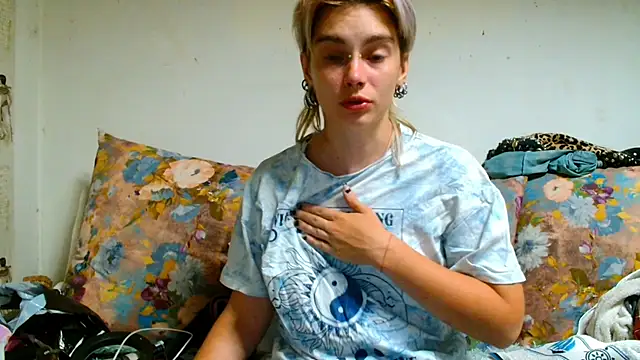 Snapshot of Sophie_Bell chatting on 07-04-26, 11:00 Sophie Bell online show from 07-04-26, 11:00