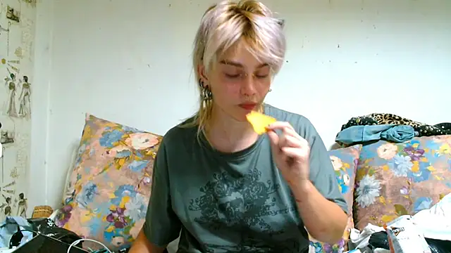 Snapshot of Sophie_Bell chatting on 07-05-26, 08:38 Sophie Bell online show from 07-05-26, 08:38