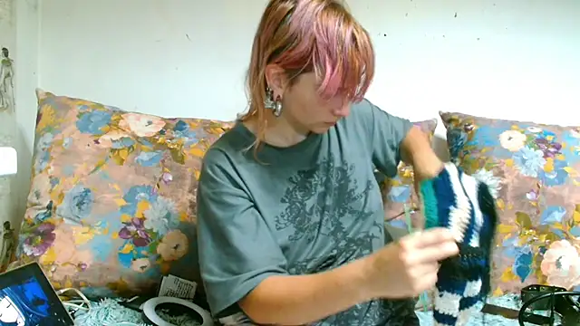 Snapshot of Sophie_Bell chatting on 07-13-26, 06:00 Sophie Bell online show from 07-13-26, 06:00