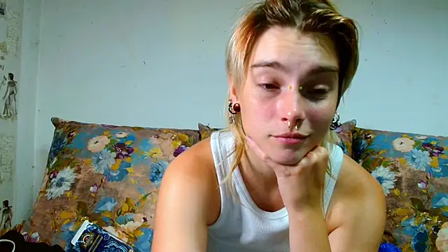 Snapshot of Sophie_Bell chatting on 08-02-26, 10:52 Sophie Bell online show from 08-02-26, 10:52