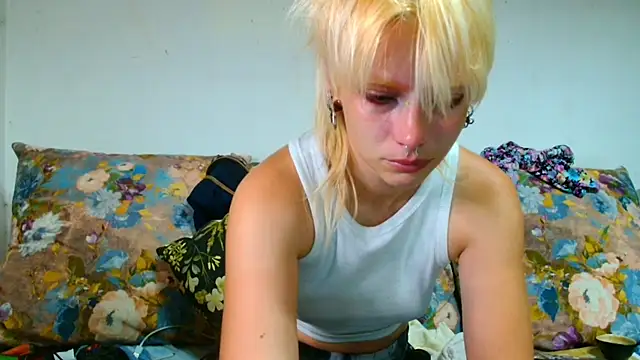 Snapshot of Sophie_Bell chatting on 08-09-26, 08:25 Sophie Bell online show from 08-09-26, 08:25