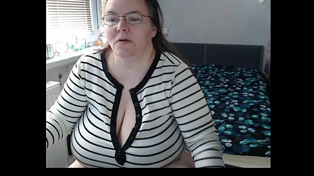 Snapshot of Sweetboobs chatting on 05-03-26, 08:31 Sweetboobs online show from 05-03-26, 08:31