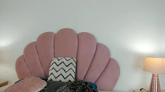 Nicole Paradise online show from 11-24-25, 12:27