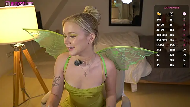 LexieLoree online show from 10-31-25, 04:13