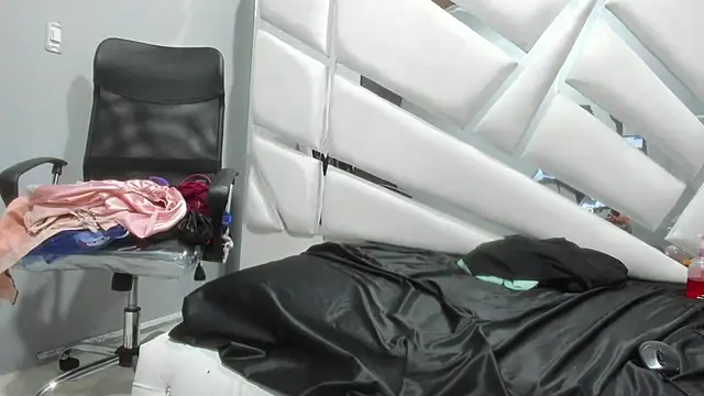 Snapshot of CooperEmma_ chatting on 01-08-25, 10:59 CooperEmma online show from 01-08-25, 10:59