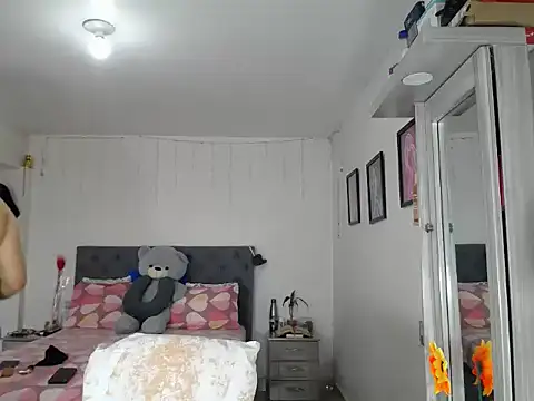 Snapshot of Corina_hot chatting on 09-23-25, 08:23 Corina hot online show from 09-23-25, 08:23