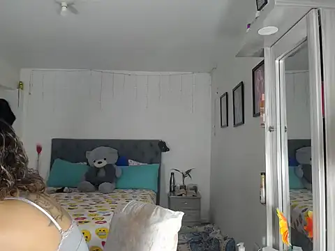 Snapshot of Corina_hot chatting on 10-15-25, 08:20 Corina hot online show from 10-15-25, 08:20