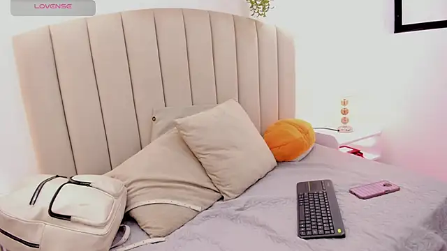 Mia thompson 19 online show from 10-22-25, 07:02