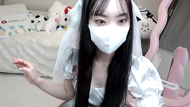 momo room online show from 10-18-25, 11:00