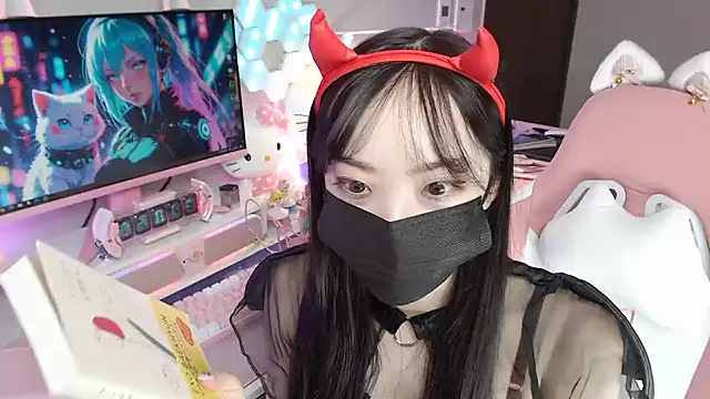 momo room online show from 10-20-25, 10:38