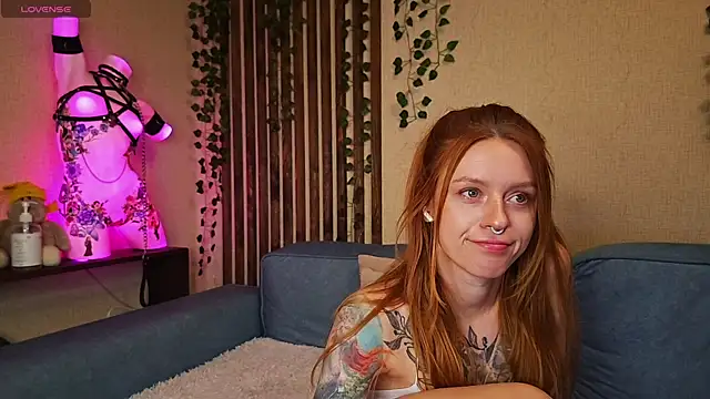 Snapshot of _SweetFox_ chatting on 09-12-25, 12:55  SweetFox  online show from 09-12-25, 12:55