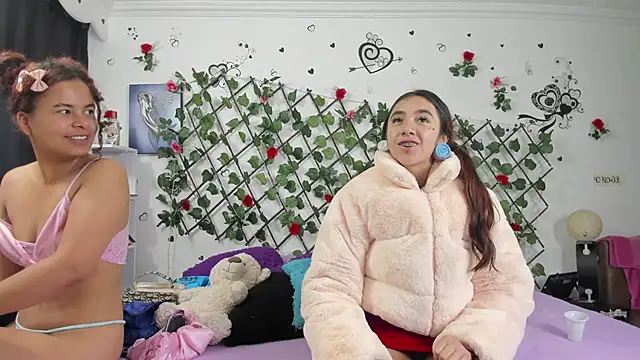 Snapshot of 1lovelygirls chatting on 01-04-25, 11:33 1lovelygirls online show from 01-04-25, 11:33