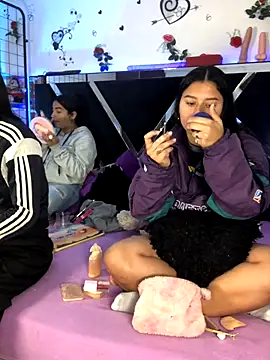 Snapshot of 1lovelygirls chatting on 11-11-25, 12:38 1lovelygirls online show from 11-11-25, 12:38