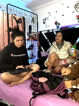 Snapshot of 1lovelygirls chatting on 11-13-25, 12:15 1lovelygirls online show from 11-13-25, 12:15