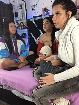 Snapshot of 1lovelygirls chatting on 11-15-25, 12:23 1lovelygirls online show from 11-15-25, 12:23