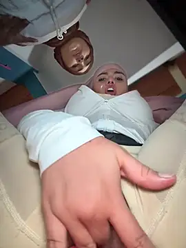 lalilamassu1 online show from 04-18-26, 07:58