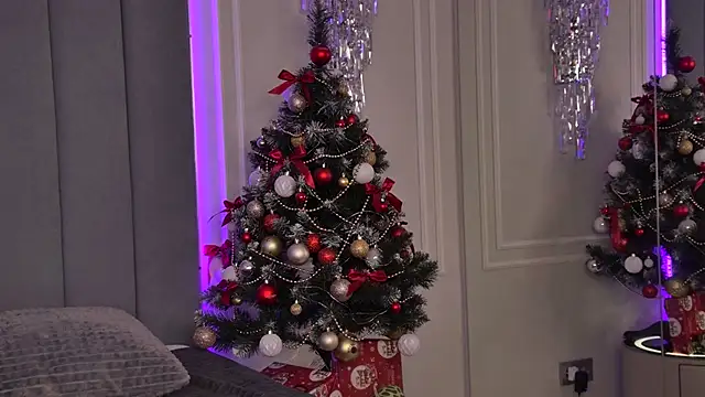 Snapshot of ChloeMarsch chatting on 12-16-25, 05:01 ChloeMarsch online show from 12-16-25, 05:01