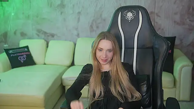 Linda054 online show from 10-18-25, 05:43