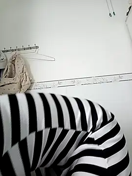    Erin    online show from 09-30-25, 03:55