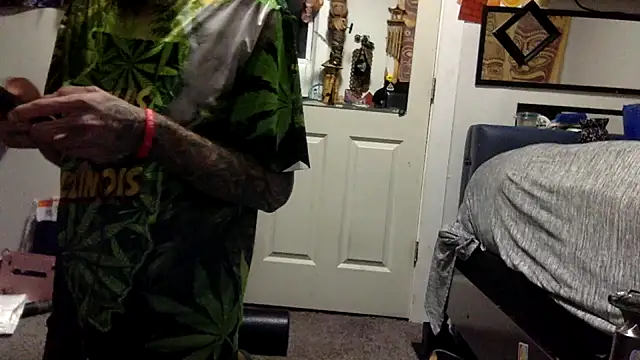 Snapshot of Robriguezxxx chatting on 01-15-25, 04:15 Robriguezxxx online show from 01-15-25, 04:15