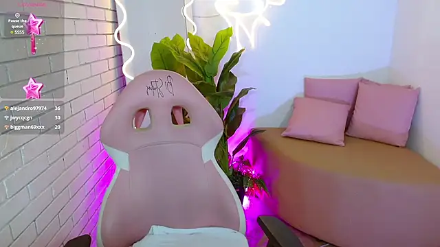 Snapshot of Chiara_tay chatting on 02-21-25, 09:45 Chiara tay online show from 02-21-25, 09:45