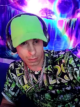 Snapshot of --D-a-D-D-y- chatting on 04-11-26, 01:43 --D-a-D-D-y- online show from 04-11-26, 01:43